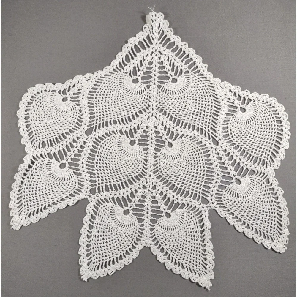 Vtg pineapple doilie, white, 13